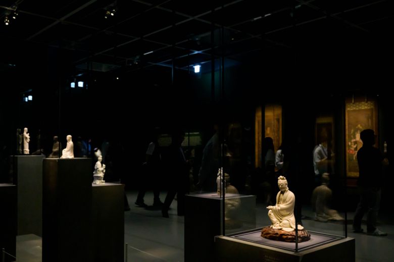 호암미술관 ‘진흙에 물들지 않는 연꽃처럼’ 기획전에 전시 중인 백자 불상들. [삼성 제공]