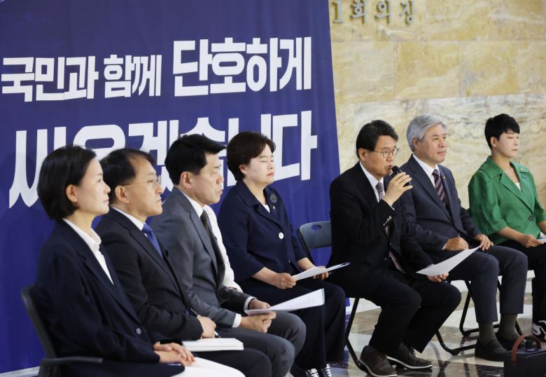 황운하 조국혁신당 원내대표가 4일 국회 로텐더홀에서 열린 의원총회에서 발언하고 있다. []