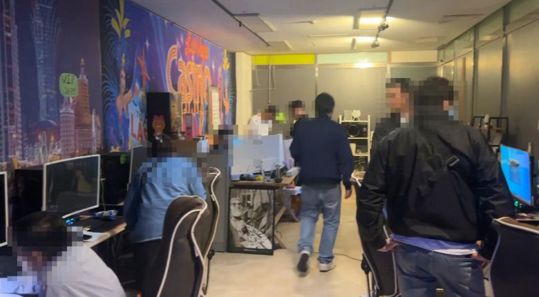 성인 PC방 단속 현장[경기남부경찰청 제공]