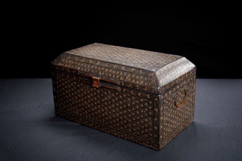 호암미술관 ‘진흙에 물들지 않는 연꽃처럼’ 기획전에 전시 중인 고려 ‘나전 국당초문 경함’. 불경을 넣어 보관하는 함이다. 원나라 요청을 받아 고려 왕실이 직접 제작한 것으로, 전 세계에 단 6점만 남아 있다. 현재 일본 개인 수집가가 소장하고 있다. [삼성 제공]