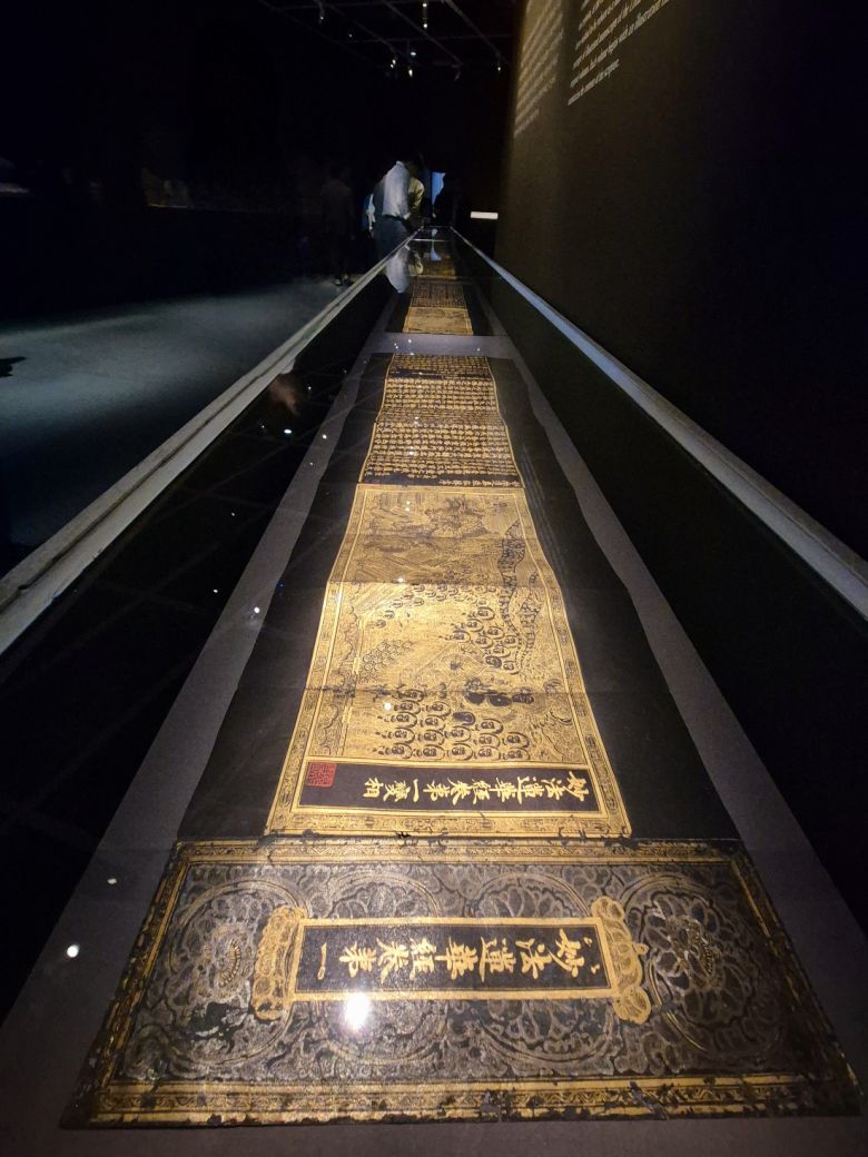 호암미술관 ‘진흙에 물들지 않는 연꽃처럼’ 기획전에 전시 중인 고려시대 ‘감지금니 묘법연화경’. 총 7첩으로 된 이 작품은 고려시대 최고위층 여성이 공덕을 쌓기 위해 경전을 필사한 것으로 이번에 처음 일반에 공개됐다. 김현일 기자