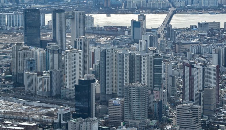 서울 아파트 전세가율이 지난해 7월 50.94%를 시작으로 7개월 연속 상승세를 보이고 있다. 23일 서울 용산구 아파트 및 업무단지 단지 모습. 임세준 기자