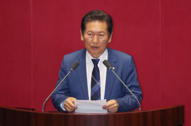 지난 10일 국회 본회의에서 법제사법위원장으로 선출된 정청래 더불어민주당 의원이 당선인사를 하고 있다. [연합]