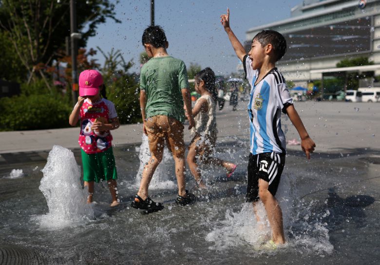 무더운 날씨를 보인 13일 오후 서울 광화문광장에서 어린이들이 물놀이를 하고 있다. [연합]