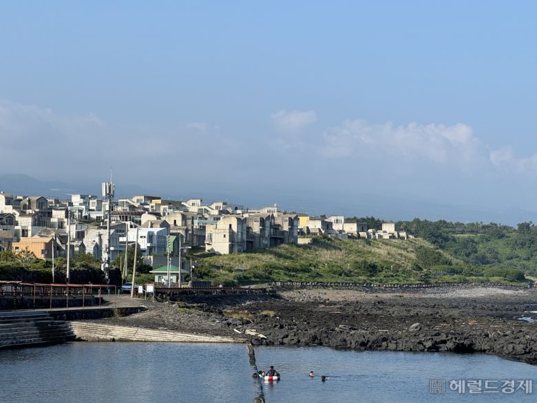 지난 13일 찾은 제주 서귀포시 예래동 예래휴양형주거단지 일대 모습. 단지 앞에는 관광명소인 논짓물이 위치하고 있다. 신혜원 기자