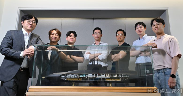 한화오션 특수선기본설계팀이 14일 오후 서울 중구 한화오션 서울사무소에서 헤럴드경제와 인터뷰를 하고 있다. 왼쪽부터 황인준 팀장, 홍성대 책임엔지니어, 김민석 엔지니어, 김원영 엔지니어, 정원규 책임엔지니어, 최동일 설계위원, 박영준 책임엔지니어. 임세준 기자