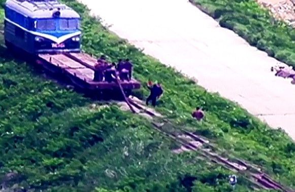 합동참모본부는 18일 ‘전방지역 적 활동’과 관련 “북한은 4월께부터 북방한계선 등 전선지역 수 개소에서 다수병력을 투입해 경계력 보강 일환 불모지 조성, 지뢰매설, 전술도로 보강, 그리고 대전차 방벽으로 보이는 미상 구조물 설치 등 다양한 형태의 작전을 진행 중에 있다”고 밝혔다. 북한군이 철도 레일을 제거하는 모습. [합참 제공]