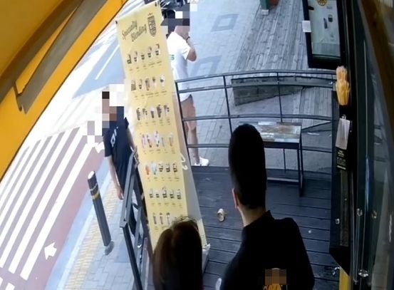 한 카페 손님이 음료 맛이 마음에 들지 않는다며 음료를 내던지는가 하면 자신을 '시청 직원'이라 칭하고는 갑질 행패를 부렸다는 사연이 전해졌다. 손님이 음료를 내던지는 당시의 모습이 찍힌 CCTV 영상. ['아프니까 사장이다' 캡처]