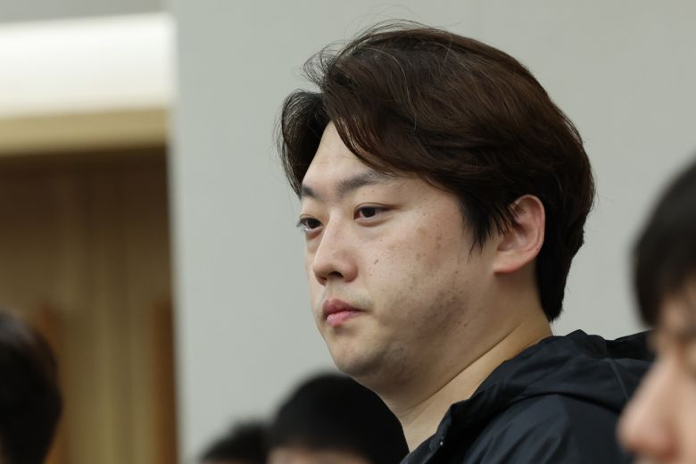 서울대병원 제일제당홀에서 열린 서울의대-서울대병원 교수협의회 비대위 긴급 심포지엄에 참석한 박단 대한전공의협의회(대전협) 비상대책위원장이 서울대병원 전공의 대표의 발표를 듣고 있다. 이날 서울대병원 교수들은 외래 진료와 수술을 중단하고 '대한민국 의료가 나아가야 할 길'을 주제로 심포지엄을 열었다. [연합]