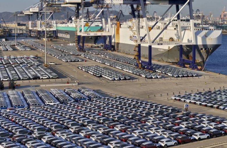 지난해 11월 중국 동부 산둥성 옌타이의 한 조선소에서 수출용 신차들이 차량 운반선에 실려 운송을 기다리고 있다. [AP]