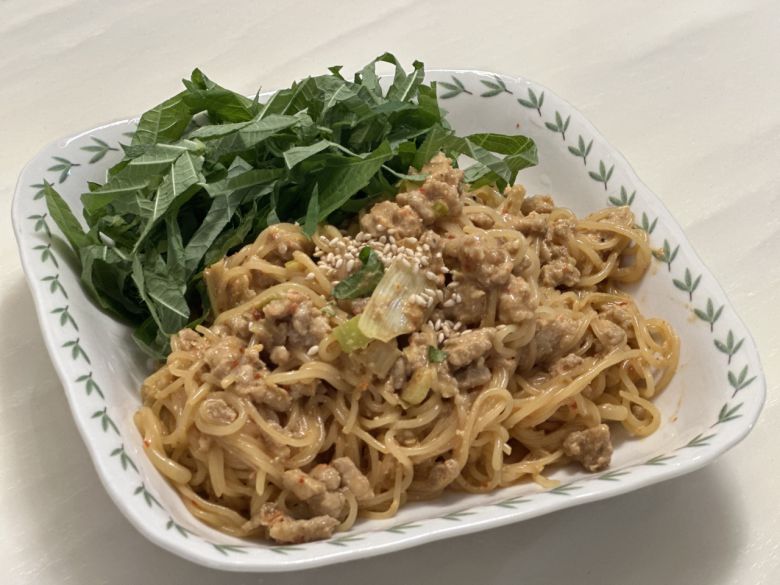 땅콩버터는 빵에 발라 먹어도 맛있지만 요리 소스로 활용한다면 색다른 메뉴를 만들 수 있습니다. 대만 요리 중 탄탄면에 땅콩이 들어갑니다. 탄탄면은 땅콩기름에 땅콩, 고춧가루, 마늘 등을 볶고 국수에 얹은 다음 돼지고기와 파 등 고명을 얹어 비벼먹는 음식입니다. 땅콩버터로 더운 날씨에 불을 사용하지 않고 간단히 만들 수 있는 레시피를 소개합니다.