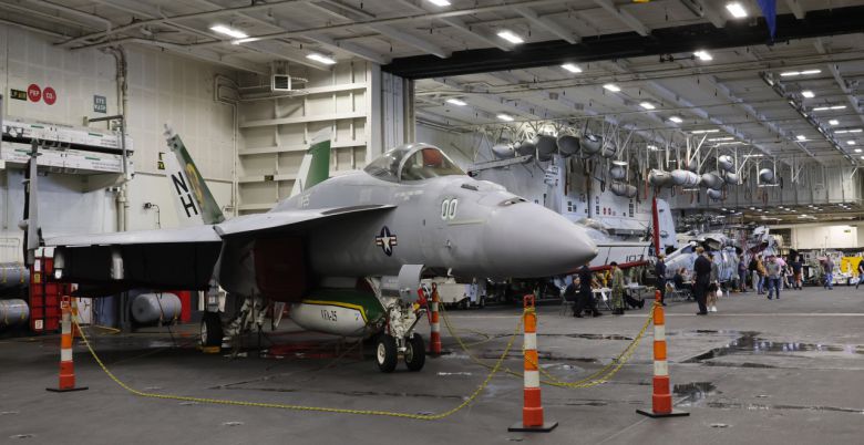 22일 부산 해군작전기지에서 열린 미국 항공모함 시어도어 루즈벨트함 공개행사 때 제2격납고에 있는 미국 전투기와 헬리콥터 등의 모습. [연합]