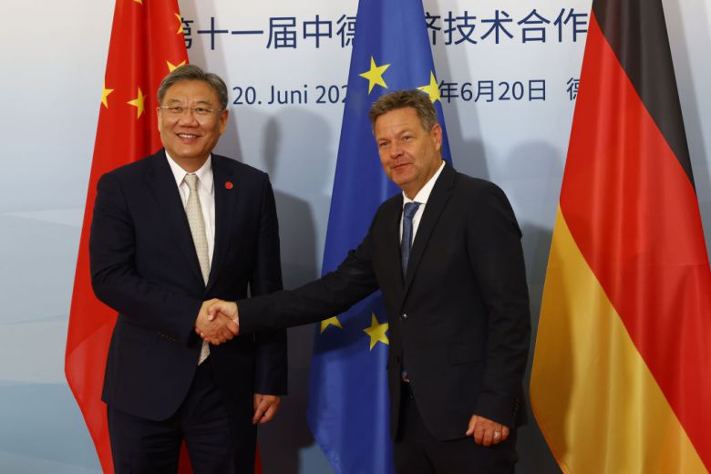 왕원타오 중국 상무부장(왼쪽)과 로베르트 하베크 독일 부총리 겸 경제기후보호부 장관. [게티이미지]