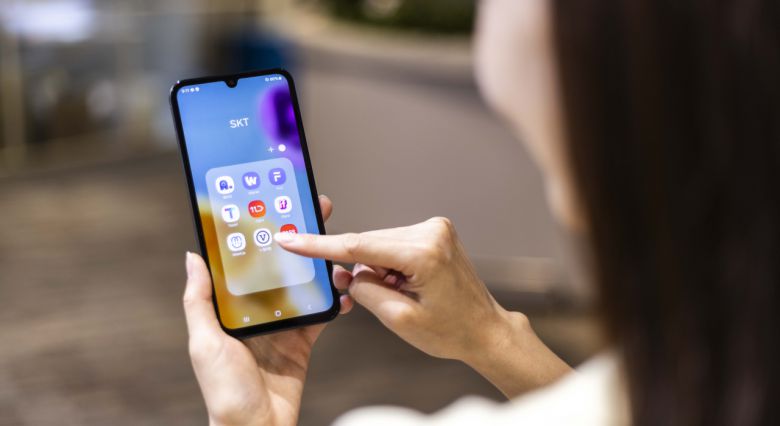 SK텔레콤 모델이 갤럭시 와이드7을 소개하고 있다. [SK텔레콤 제공]