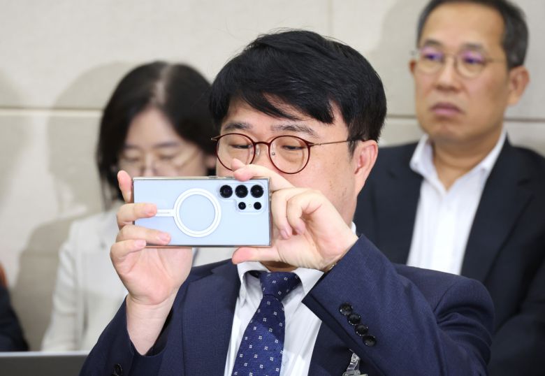 임현택 대한의사협회 회장이 26일 오전 국회에서 열린 보건복지위원회의 의료계 비상상황 관련 청문회에 참고인으로 참석해 자리하고 있다. [연합]