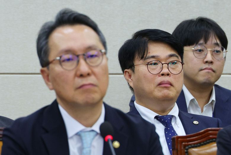 임현택 대한의사협회 회장이 26일 오후 국회 보건복지위원회 전체회의장에서 열린 의료계 비상상황 관련 청문회에 출석해 의원 발언을 듣고 있다. 왼쪽은 박민수 보건복지부 2차관. [연합]