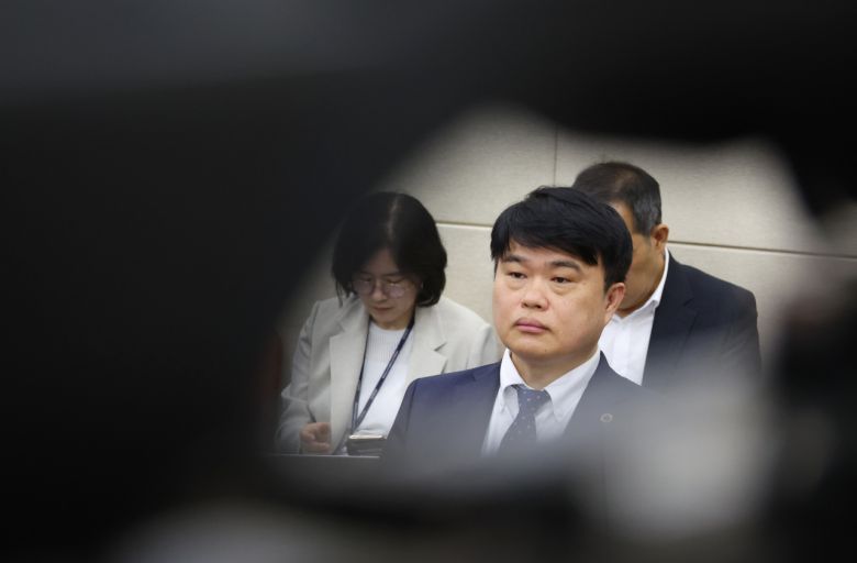 임현택 대한의사협회(의협) 회장이 26일 오전 국회에서 열린 보건복지위원회의 의료계 비상상황 관련 청문회에 참석하고 있다. [연합]