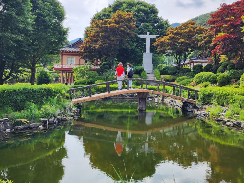 베론성지 호수 가운데에 서면 마음이 평화로워진다.