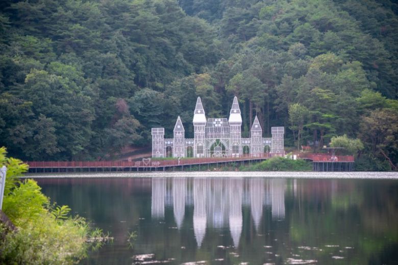 제2의림지로 불리는 비룡담 저수지의 환상적인 빛 조형물