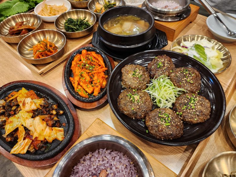 제천 약채락 한상. 약이 되는 음식이라는 뜻이다.