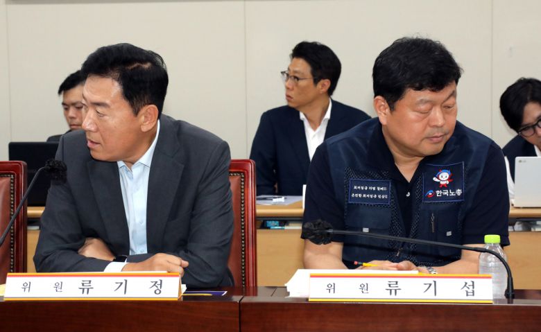 2일 오후 정부세종청사 최저임금위원회 회의실에서 열린 제7차 전원회의에서 사용자위원 운영위원인 류기정 경총 전무(왼쪽)와 근로자위원 운영위원인 류기섭 한국노총 사무총장이 서로 다른 곳을 바라보고 있다. [연합]
