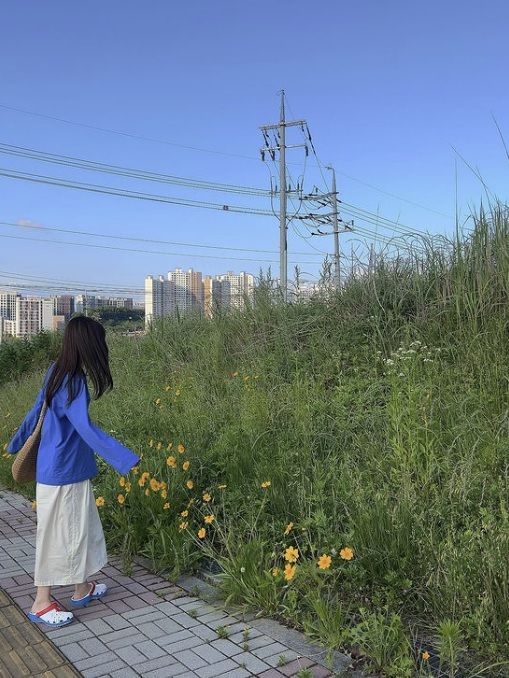 가수 겸 배우 정채연이 헬로키티와 협업한 크록스 신발을 신고 있다. [정채연 SNS 캡쳐]