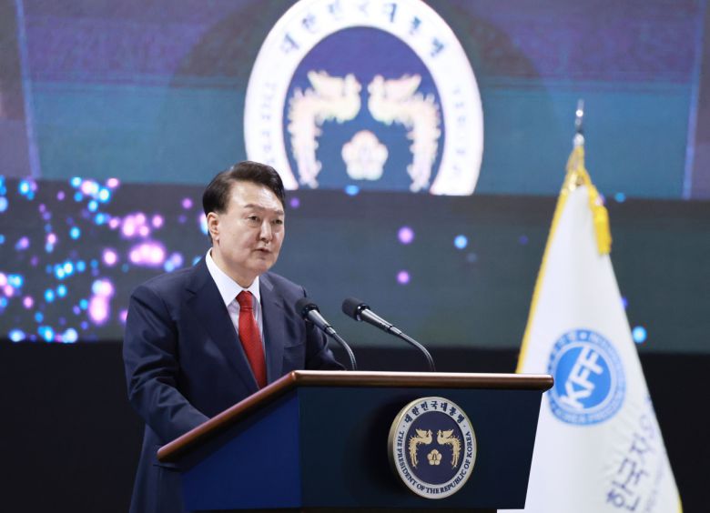 윤석열 대통령이 4일 인천 남동체육관에서 열린 한국자유총연맹 창립 제70주년 기념식에서 축사하고 있다. [연합]