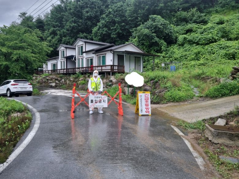 경북도가 예천 양돈농장에서 아프리카돼지열병(ASF) 발생에 따라 초동방역팀을 현장에 투입해 농장 출입을 통제하고 있다.[경북도 제공]