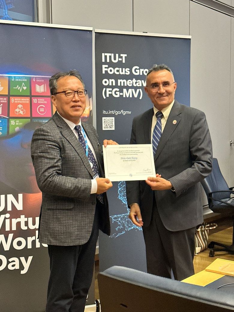 강신각(왼쪽) 박사가 ITU-T 표준총국 부국장으로부터 FG-MV 의장 활동에 대한 감사 및 인증서를 받고 있다.[ETRI 제공]