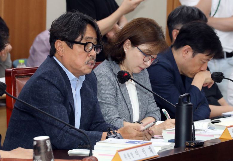 최저임금위원회 공익위원 운영위원인 권순원 숙명여대 교수가 11일 오후 정부세종청사 최저임금위원회에서 열린 제10차 전원회의에서 발언하고 있다. [연합]