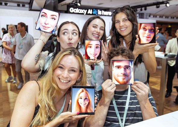 10일(현지시간) 프랑스 파리에 위치한 ‘카루젤 뒤 루브르(Carrousel du Louvre)’에서 개최된 하반기 ‘갤럭시 언팩 2024’ 현장. 1000명의 관중이 객석을 가득 채우고 있다. 아래쪽 사진은 ‘갤럭시 언팩 2024’에서 신작을 체험해보고 있는 관람객들. [삼성전자 제공]