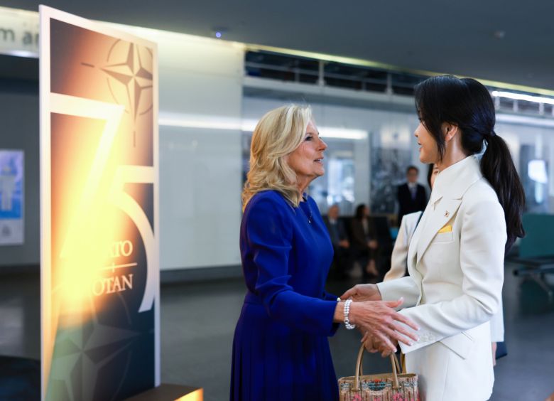 김건희 여사가 10일(현지시간) 워싱턴DC 스미소니언 미국역사박물관에서 열린 북대서양조약기구(NATO·나토) 75주년 정상회의 공식 배우자 프로그램에 참석,조 바이든 미국 대통령의 부인 질 바이든 여사와 인사하고 있다. [연합]