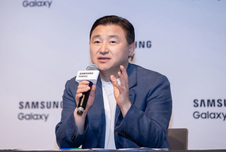 10일(현지시간) 프랑스 파리에서 열린 기자간담회에서 노태문 삼성전자 사장(MX사업부장 )이 질의에 답하고 있다. [삼성전자 제공]