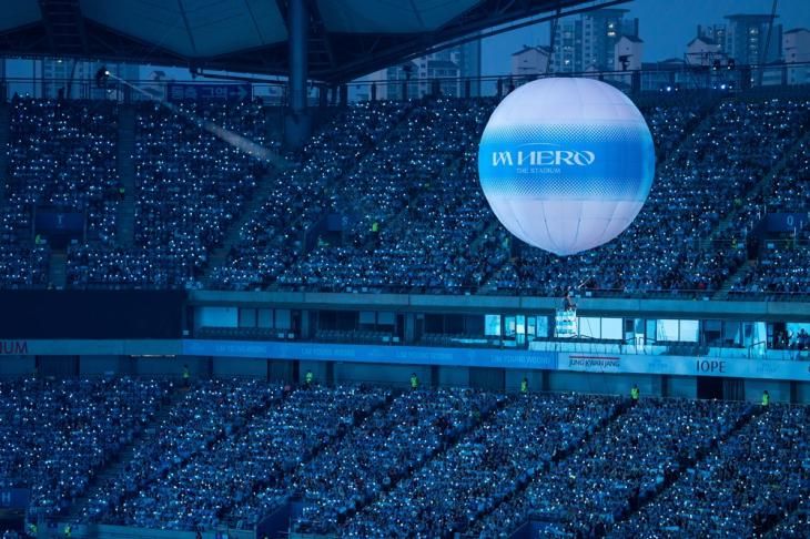 임영웅은 이날 신곡 ‘온기’와 ‘Home’ 무대도 최초로 공개했다. ‘온기’ 뮤직비디오는 단편영화로 제작됐다. 가수 뿐만 아니라 연기에도 능력을 보이는 임영웅이다. 예고편 형식으로 이날 공개된 뮤직비디오의 스토리는 팬데믹에 혼자 병에 걸리지 않는 체질이 된 임영웅이 함께 지내던 애완견 ‘시월이’를 찾아나섰다. 임영웅이 ‘시월아!’ 하고 부를 때마다 영웅시대는 “네” 하고 화답했다.