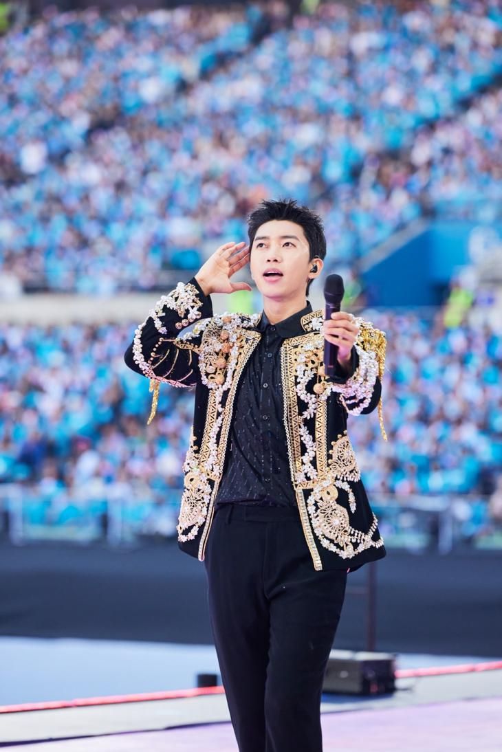 “저는 축구할 때도 비 오는 날이 잘됩니다. ‘수중전’. 공연도 잘 될 것 같아요. 춤은 잘 될지 모르겠지만. 이깟 날씨쯤이야, 우리를 막을 수 없어요. 이렇게 큰 공연장에서 비가 오는 날에 또 언제 공연을 해 보겠습니까. 한층 더 촉촉해진 감성으로 여러분은 안전하게만 즐겨주시면 되겠습니다. 오래 기다리신 만큼 제가 몇십 배 몇백 배 더 보답을 해 드리도록 하겠습니다.”