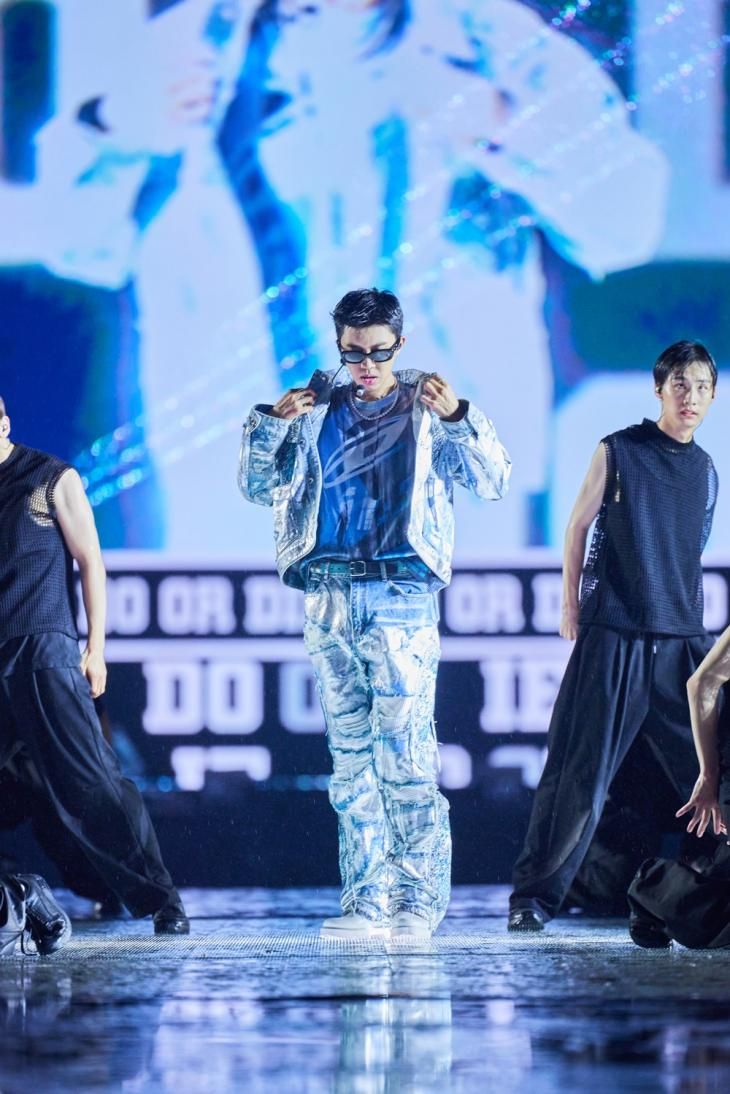 임영웅은 이날 ‘춤신춤왕’ 면모도 제대로 뽐냈다. 다채롭고 멋있는 춤을 선보이기 위해 얼마나 노력했는지를 짐작하게 했다. ‘런던 보이’와 ‘보금자리’에서는 100여명에 이르는 대규모 댄서가 나타났고, 유명댄서 립제이가 등장해 분위기를 띄웠다. 신곡 ‘Home’을 통해 댄서크루인 프라우드먼과 함께 메가크루 퍼포먼스도 선보였다.