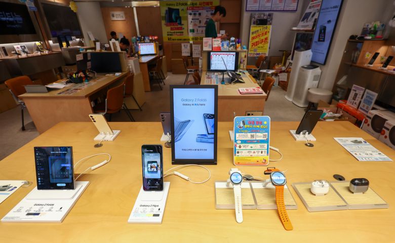 '갤럭시 Z 폴드6·Z 플립6', '갤럭시 링' 등 삼성전자 신제품 사전 판매가 시작된 12일 서울 시내 한 매장에 갤럭시 워치7·워치 울트라, 갤럭시 버즈3·갤럭시 버즈3 프로 등 신제품들이 전시돼 있다. [연합]