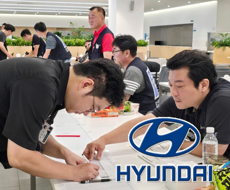 현대차 노조 조합원들이 12일 울산공장 등에서 올해 임협 잠정합의안에 대한 찬반투표를 하고 있다. [연합]