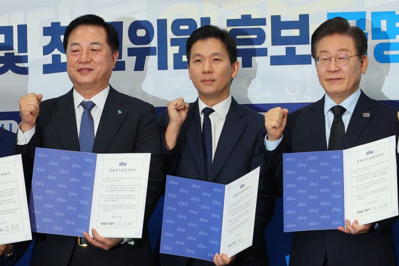 김두관(왼쪽부터), 김지호, 이재명 더불어민주당 당 대표 후보들이 15일 오전 국회에서 열린 제1회 전국당원대회 후보자 공명선거 실천 서약식에서 기념촬영을 하고 있다. [연합]