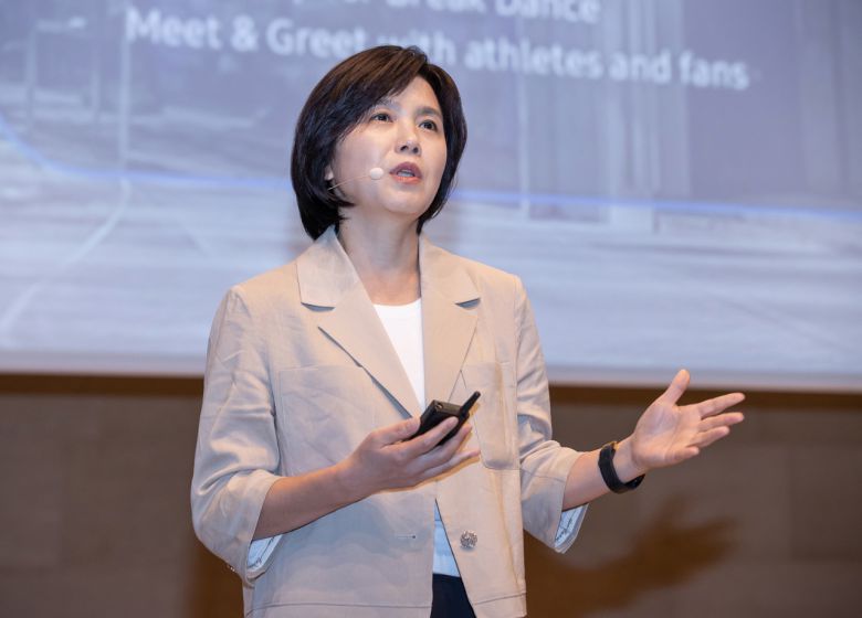 11일(현지 시간) 프랑스 파리에서 박정미 삼성전자 MX사업부 마케팅팀 상무가 삼성전자의 올림픽 파트너십 활동과 2024 파리 올림픽을 위한 다양한 마케팅 활동과 노력에 대해 소개하고 있다. [삼성전자 제공]