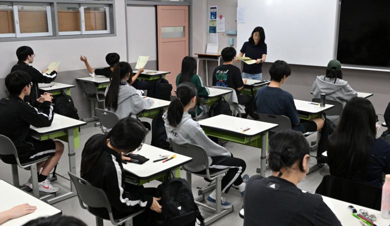 대학수학능력시험 6월 모의평가 시행일인 4일 오전 서울 송파구 방산고등학교에서 학생들이 답안지를 배부받고 있다. 임세준 기자