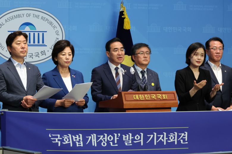 박홍근 의원을 비롯한 더불어민주당 의원들이 지난달 26일 오전 서울 여의도 국회 소통관에서 ‘국회 원구성 지연 방지법’ 발의 기자회견을 하고 있다. [연합]