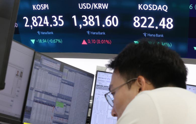지난 18일 오후 서울 중구 하나은행 본점 딜링룸 현황판에 코스피, 원/달러 환율, 코스닥 지수가 표시돼 있다. 연합뉴스