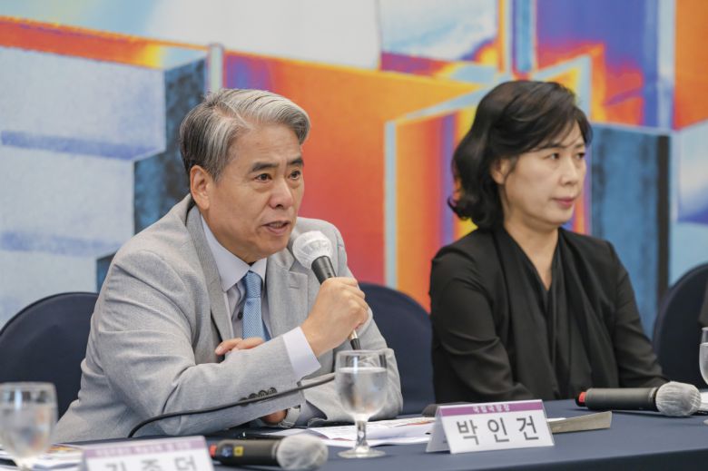 국립극장 시즌 간담회에 참석한 박인건 국립극장장과 유은선 국립창극단 예술감독 [국립극장 제공]