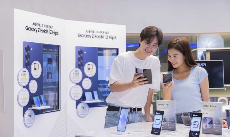 SK텔레콤이 19일부터 삼성전자의 최신 스마트폰 '갤럭시 Z폴드6·Z플립6'의 사전 개통을 시작한다고 밝혔다. 사진은 모델들이 삼성전자 갤럭시 Z폴드6과 Z플립6을 체험하는 모습. [연합]