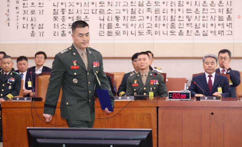 박정훈 전 해병대 수사단장이 19일 서울 여의도 국회에서 열린 제3차 법제사법위원회 윤석열 대통령 탄핵소추안 즉각 발의 요청에 관한 청원 관련 청문회에서 증인 선서를 마친 뒤 선서문을 전달하기 위해 정청래 법사위원장에게 향하고 있다.[뉴시스]