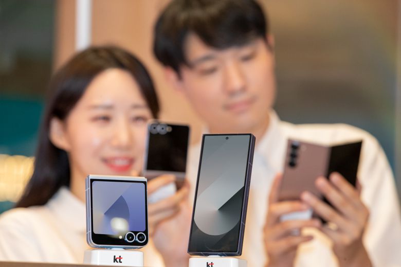 고객이 KT ‘갤럭시Z 폴드6·플립6’ 사전개통 혜택 설명을 듣고 있는 모습. [KT 제공]