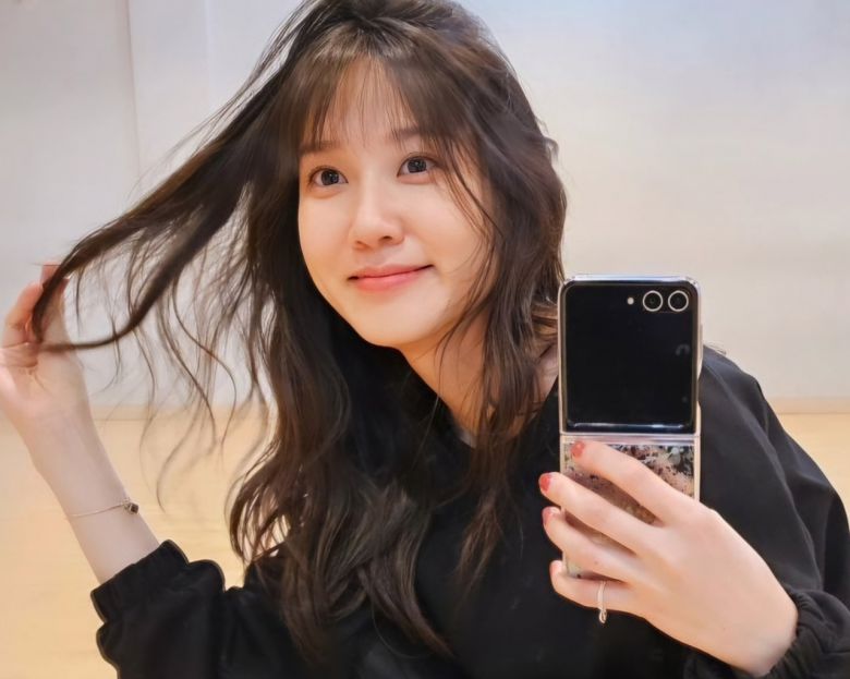 삼성전자 폴더블폰 갤럭시Z 플립5를 사용 중인 배우 박은빈 [박은빈 SNS]