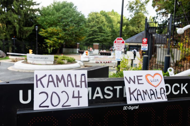 21일(현지시간) 미국 워싱턴DC 백악관 부통령 관저 밖에서 시민들이 조 바이든 미국 대통령의 대선 후보 사퇴 소식 이후 카멀라 해리스 부통령을 지지하는 팻말이 세워 놓은 모습. [EPA]