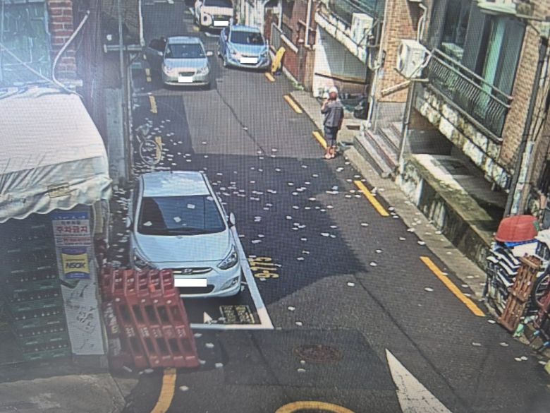 북한에서 부양한 대남 쓰레기 풍선 내용물이 21일 서울 강북구 미아동 소재 도로에 떨어져 있다. [합참 제공]